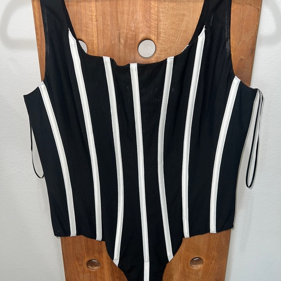 🆕 MISHA Kyanni Bodysuit in Black & Ivory - Picture 9 of 13